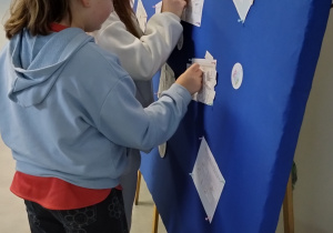 Uczniowie przypominają karteczki z dobrymi uczynkami