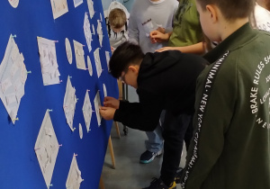 Uczniowie przypominają karteczki z dobrymi uczynkami