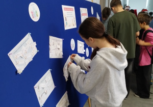 Uczniowie przypominają karteczki z dobrymi uczynkami