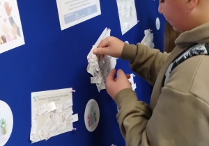 Uczniowie przypominają karteczki z dobrymi uczynkami