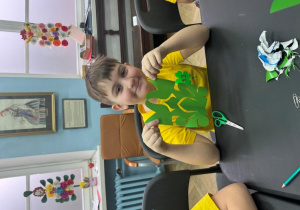 Uczeń prezentuje swoją wycinankę