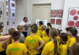 Dzieci podczas oglądania wystawy