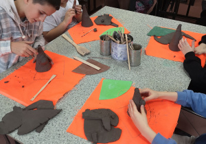 Klasa 2b podczas zajęć lepienia z gliny