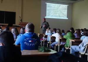 Uczniowie słuchają wykładu