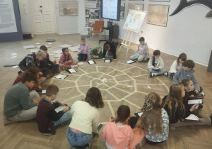 Dzieci poszukują odpowiedzi na pytania z książek