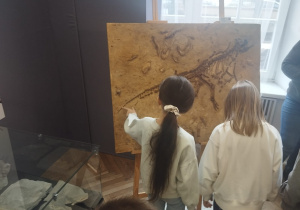 Dziewczyny oglądają prezentację