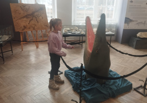 Uczennica w muzeum ogląda eksponat