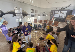 Uczniowie odpowiadają na pytania