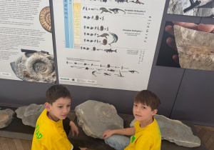 Uczniowie oglądają eksponaty