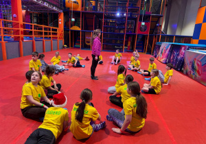 Dzieci podczas rozgrzewki