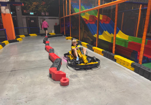 Uczniowie jeżdżący na gokarcie