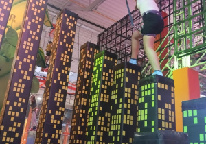 Uczennica wspina się