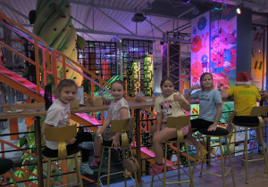 Uczennice podczas posiłku