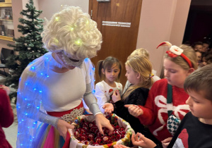 Uczniowie otrzymują upominki