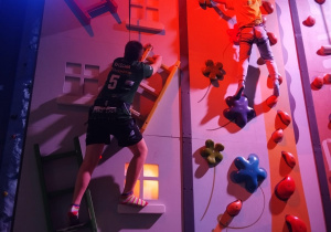 Uczniowie na ściankach wspinaczkowych