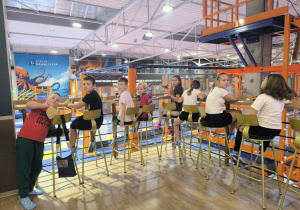 Uczniowie podczas posiłku