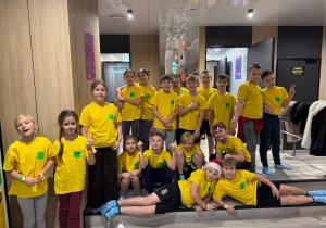 Uczniowie w sali zabaw