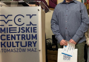 Uczeń podczas odbierania nagrody