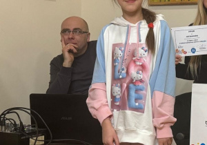 Uczennica po odebraniu nagrody