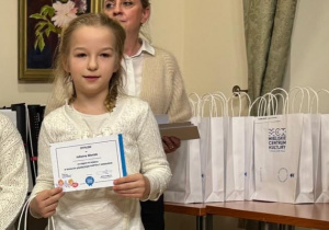 Uczennica pokazuje dyplom