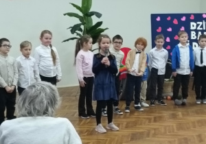 Uczennica z klasy 1a śpiewa pastorałkę