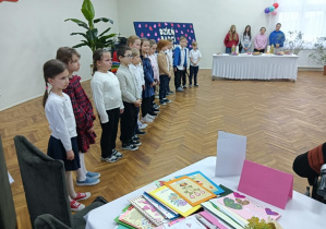 Uczniowie z klasy 1a podczas uroczystości Dnia Babci i Dziadka w DPS