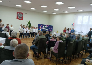 Uczniowie z klasy 1a recytują wiersze