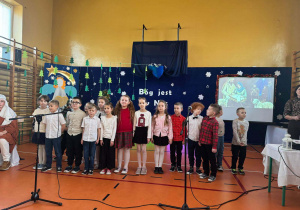 Uczniowie z klasy 1a śpiewają pastorałkę
