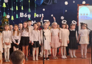 Uczniowie z klasy 1b śpiewają pastorałkę