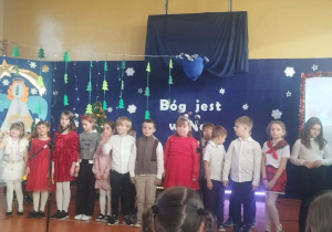 Uczniowie z klasy 1c śpiewają pastorałkę