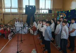 Uczniowie z klasy 6a śpiewają kolędę