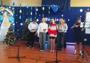 Uczniowie z klasy 6b śpiewają kolędę