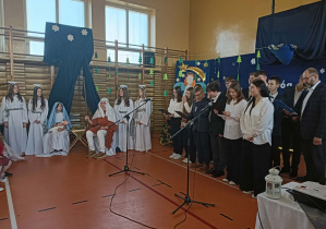 Uczniowie z klasy 8b podczas spotkania kolędowego