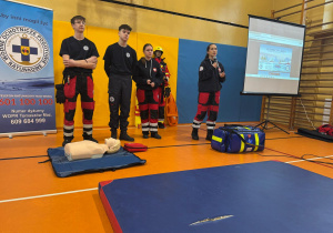 Ratownicy omawiają zasady bezpieczeństwa podczas ferii zimowych