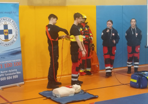 Ratownicy podczas udzielania pierwszej pomocy nad wodą