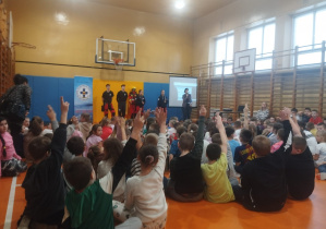 Uczniowie podczas spotkania z ratownikami