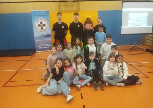 Uczniowie z ratownikami wopr