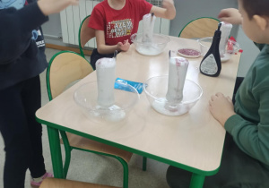 Chłopcy wykonują doświadczenia