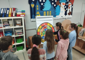 Dzieci grają w rzutki.