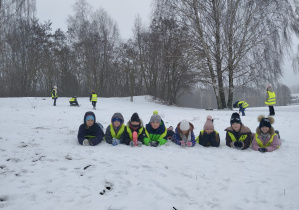 Dzieci podczas zabaw na śniegu