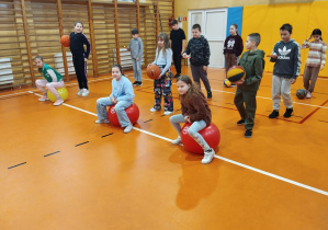 Dzieci podczas zabaw na śniegu