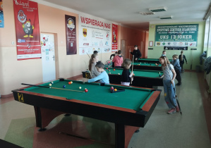 Uczniowie grają w bilard