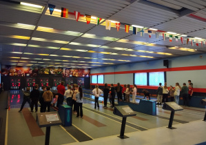 Uczniowie grają w kręgle