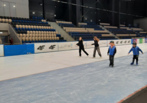 Uczniowie jeżdżą na łyżwach