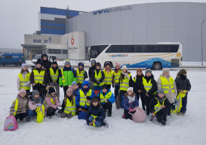 Uczniowie pozują do zdjęcia przy Arenie Tomaszów Maz.