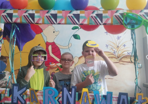 Chłopcy z fotoramką