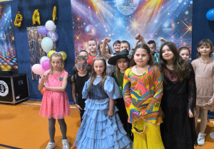 Dzieci z klasy 3b pozują do zdjecia