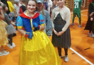 Dziewczynki w przebtaniach