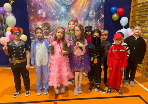 Uczniowie klasy 1a pozują do zdjęcia