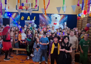 Uczniowie pozują z misiem